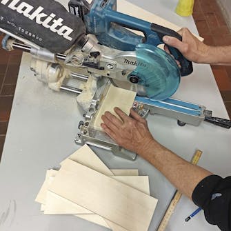 Perhoshotellin pihalle: Aloita sahaamalla kaikki osat tarkasti. Perhoshotellin pihalle: Aloita sahaamalla kaikki osat tarkasti.